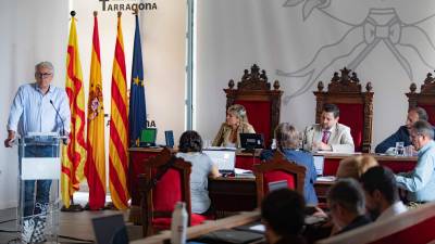 Jordi Sendra, en un pleno con Montse Adan (PSC). Foto: Àngel Ullate