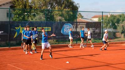 Alumnos de la academia, esta semana en las instalaciones del H20 Tennis Salou. Foto: Alba Mariné