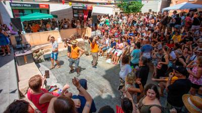 Centenares de personas se han reunido este mediodía en la Plaça Dames i Vells. FOTO: Marc Bosch