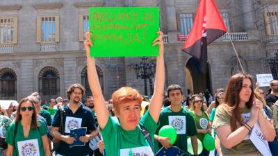 Los concentrados llevaban pancartas como “Prou Abús Temporalitat. Fixesa Ja!”. FOTO: ACN