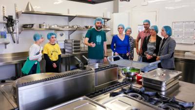 La nova cuina de l’Alberich i Casas permet que els dinars es cuinin a la mateixa escola. FOTO: Alba Mariné