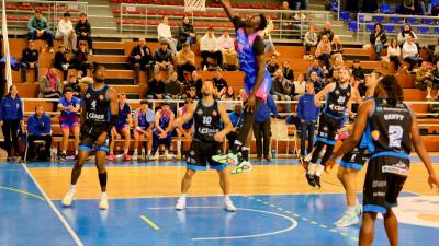 Ousmane Ndour, pívot del CBT, machacando a canasta ante los defensores del Sant Antoni. foto: angel ullate