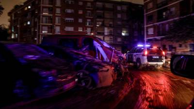 Efectivos de los GRS de la Guardia Civil patrullan anoche por las calles de Paiporta. Foto: EFE