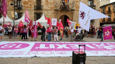 Grupos de personas participan en una concentración en apoyo a la declaración para la autonomía para León ante la Diputación. Foto: EFE/J.Casares