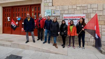 El sindicat CGT i tècniques afectades van protestar davant la seu dels Serveis Territorials d’Educació a Tortosa. Foto: J. Revillas