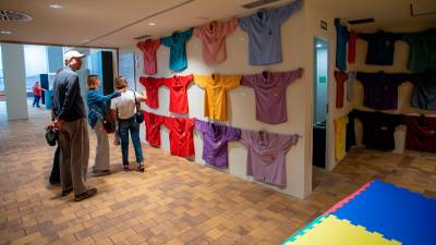 Exposició de més de 70 camises de les colles castelleres a l’inici del museu. Foto: Marc Bosch