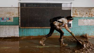 Una mujer trabaja en las labores de limpieza del lodo en un colegio de Sedaví, Valencia, el 4 de noviembre de 2024. Foto: EFE