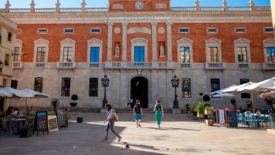 La fachada del Ayuntamiento recupera su color teja. Foto: Marc Bosch