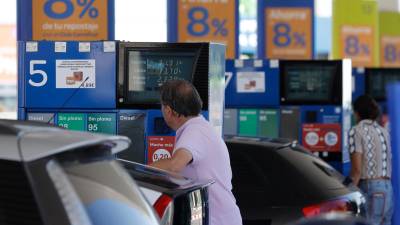El aumento del precio de la gasolina y el gasoil ha incidido directamente en el alza del IPC del mes de mayo. FOTO: EFE