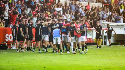 El banquillo del Nàstic al completo salió para celerbar el tanto de Gorostidi en las postrimerías del encuentro. FOTO: Ángel Ullate