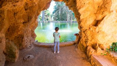 Se puede acceder fácilmente a varias grutas construidas sobre el agua. FOTO: Laia Díaz