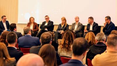 Rafael Servent, Mercedes Teruel, Ignasi Cañagueral, Maria Mas, Javier Sancho, Xavier Ribera y Joan Gaya, en un momento de la mesa redona. foto: Àngel Ullate