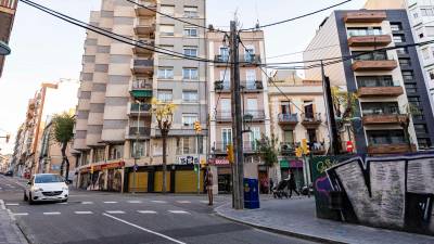 Este poste con cables que salen en distintas direcciones está en Estanislau Figueras. Foto: Àngel Ullate