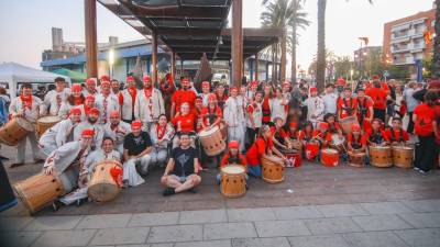 Els membres de la Víbria i la Vibrieta al barri mariner del Serrallo (2023). Foto: Àngel Ullate