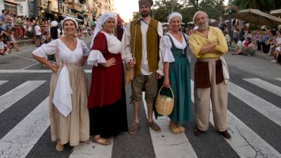 Personatges peculiars desfilaven ahir per Tortosa. foto: JOAN REVILLAS