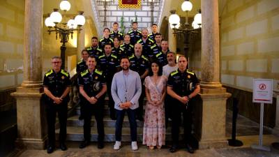 Los agentes han posado en la escalinata del Ayuntamiento de Tarragona. Foto: ACN