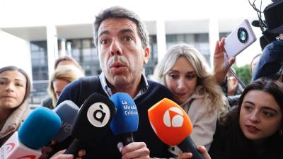 El president de la Generalitat, Carlos Mazón hace declaraciones a su llegada a la reunión del Centro de Coordinación Operativa Integrada (CECOPI) en el Centro de Coordinación de Emergencias de la Generalitat, en L'Eliana, Valencia este lunes. Foto: EFE