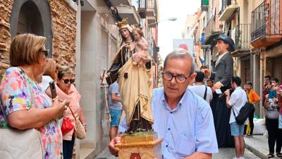 El veí Josep Machado i la imatge de la Mare de Déu del Carme. Foto: A. G.