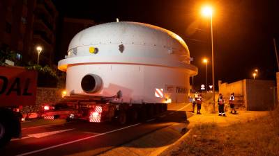 Instantes durante el primer transporte, efectuado durante la noche del pasado lunes al martes. Fotos: Carles Fargas