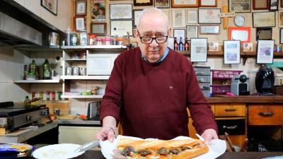 Eduard Boada, en el bar que lo encumbró a la fama de Tarragona y que cerró en 2019. Foto: Alba Mariné