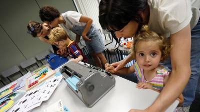 Las personas que participaron en la jornada de puertas abiertas podían probar a escribir su nombre en Braille. Foto: Pere Ferré