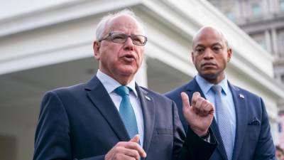 Fotografía de archivo del gobernador de Minesota, el demócrata Tim Walz (i), durante una rueda de prensa el 04 de julio de 2024 en Washington (EE. UU). Foto: EFE