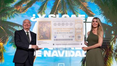 El presidente de Loterías y Apuestas del Estado, Jesús Huerta, acompañado por la periodista Blanca Benlloch, presenta el Sorteo Extraordinario de Navidad 2023, que se celebrará el 22 de diciembre. Foto: EFE