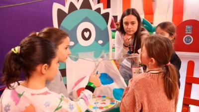 Un grup de nenes participant en el taller de conscienciació sobre joguines al Parc Infantil de Nadal de Tarragona. Foto: ACN