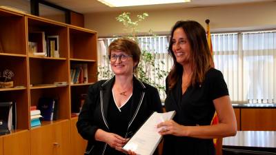 Anna Simó i la nova consellera d’Educació, Esther Niubó. Foto: ACN