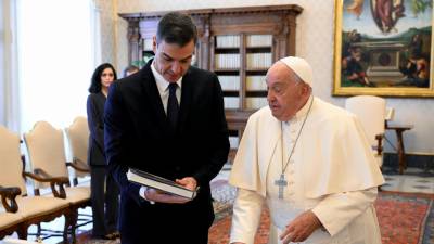 Pedro Sánchez y el papa Francisco. Foto: EFE