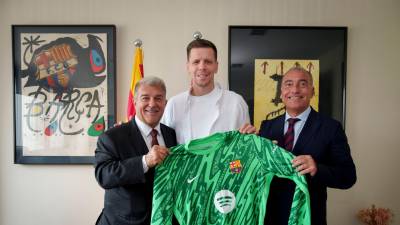 El portero polaco posa con el presidente del FC Barcelona, Joan Laporta y el vicepresidente primero Rafael Yuste (d).EFE/ German Parga