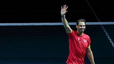 El tenista Rafa Nadal saluda a la afición durante el homenaje que recibe tras el partido de dobles que jugaron los tenistas de España Carlos Alcaraz y Marcel Granollers con la pareja de Países Bajos Wesley Koolhof y Botic Van de Zandschulp, correspondiente a los cuartos de final de la Copa Davis que se disputó hoy martes en el pabellón Martín Carpena de Málaga. Foto: EFE