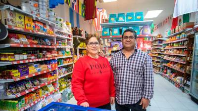 Gilberto Del Aguila y Juana Eneyri, los dueños del supermercado Tienda Latina de la calle Sevilla, posando ante la cámara. FOTO: Marc Bosch