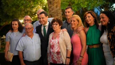Imagen del Facebook de la Casa de Andalucía. el presidente de la Junta se hizo fotos con los asociados de la entidad en Tarragona.