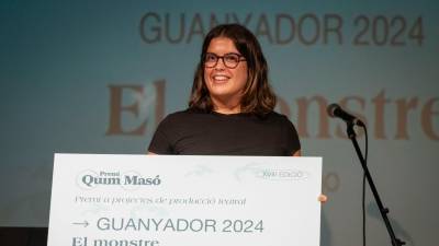 Anna Fernández rep el premi per ‘El Monstre’ durant l’entrega dels premios Quim Masó. Foto: EFE