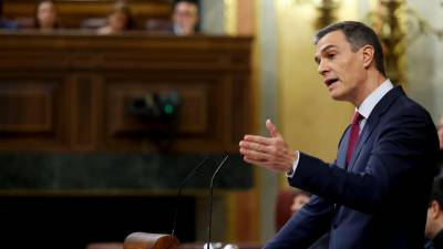 Sánchez ha subido a la tribuna del Congreso para exponer su programa de Gobierno. Foto: EFE