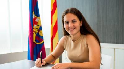Emma Martín firma su contrato con el FC Barcelona. foto: cedida