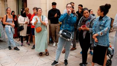 Un grupo de personas se concentra para dar apoyo a la familia desahuciada. Foto: ACN