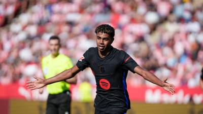 El delantero del Barcelona Lamine Yamal celebra tras anotar un gol ante el Girona este domingo, durante el partido de la 5a jornada de LaLiga EA Sports, entre el Girona FC y el FC Barcelona, en el estadio Montilivi de Girona. EFE/ David Borrat