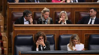 La vicepresidenta segunda y ministra de Trabajo y Economía Social , Yolanda Diaz (d), junto a la vicepresidenta primera y ministra de Hacienda, María Jesús Montero (i), durante el pleno del Congreso de los Diputados este jueves en Madrid. Foto: Fernando Villar/EFE