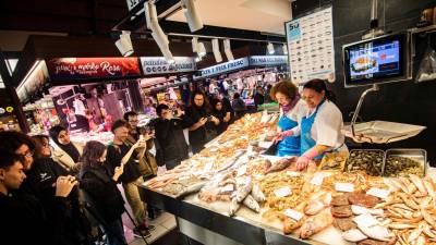 Los alumnos de la Casa d’Oficis preparando un vídeo en el Mercat Central para la campaña Peix de Tarragona. . FOTO: Àngel Ullate