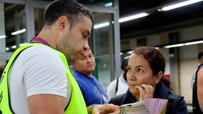 Una mujer pregunta a los trabajadores de Renfe. Foto: ACN