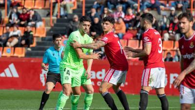 Gorka Pérez (4) es uno de los dos centrales que quiere el Nàstic para reemplazar a Trigueros y Nacho González . foto: nàstic