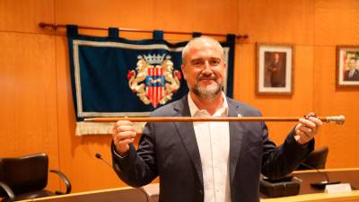 Alfredo Clúa con la vara de alcalde de Cambrils. Foto: DT
