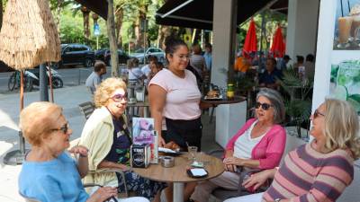 Una camarera de Il Capriccio, de Cambrils, siriviendo a unas clientas. Foto: Alba Mariné