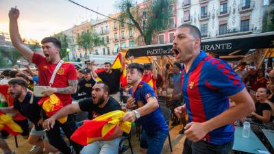 Aficionados siguiendo la semifinal de la Eurocopa en la Plaça de la Font de Tarragona. Foto: Marc Bosch