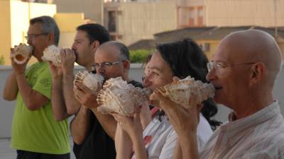 El toc de corn marí era emprat pels llaguters per evitar xocar amb altres embarcacions i anunciar la seua arribada. Foto: J. Revillas