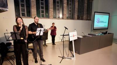 Actuació de Xiuxiueig Música en el decurs de l’acte institucional pel 25N a Tortosa. Foto: J. Revillas