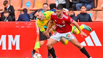 Borja Martínez protege el balón frente a Lucas Vázquez en el encuentro de la pasada temporada entre el Deportivo y el Nàstic. foto: Alfredo González