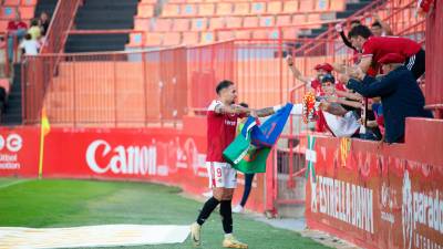 Antoñín con la bandera gitana con la que celebró su gol. FOTO: marc bosch